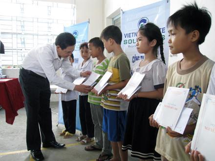 Tiếp sức cho học sinh nghèo